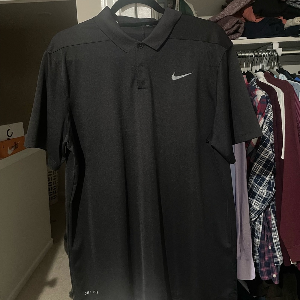 Men’s lg Nike golf shirt used no tears, or snags it’s in great condition